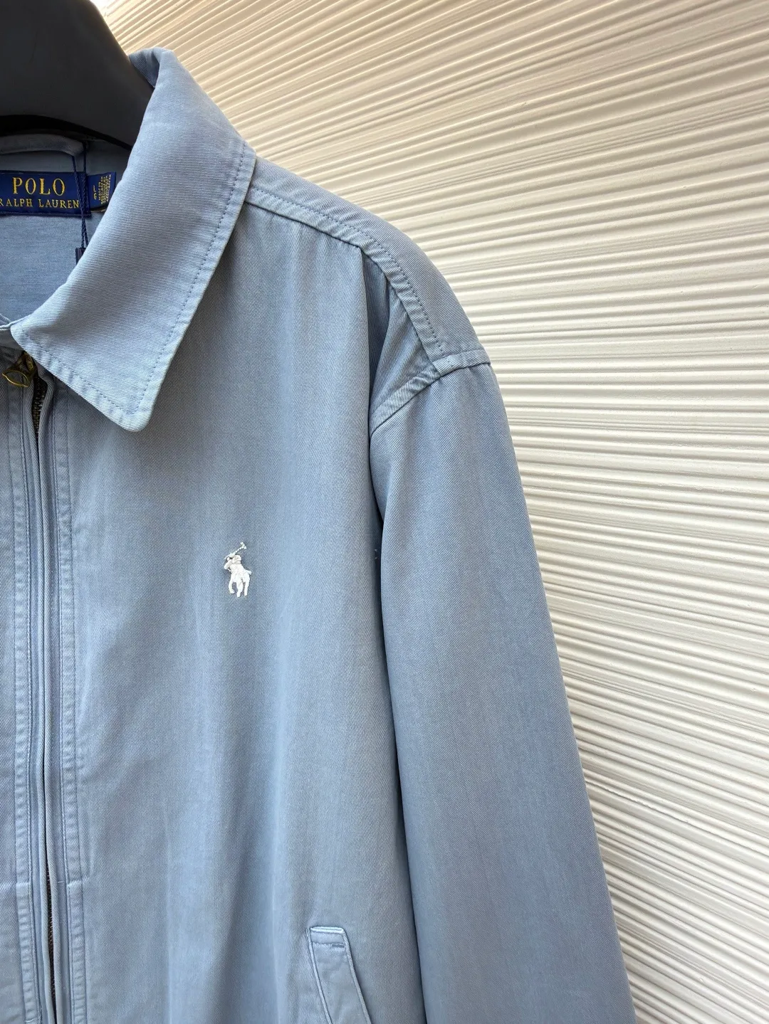 P490 Ralph Lauren embroidered zipper jacket ●Original version: Purchased and developed by 4161 ●Item number: 1681943-B10 ●Material: cloud velvet blue twill cotton fabric ●Technology: embroidery production ●Color: blue ●Version: Fitted version ●Weight: about 575 grams ●Size: S-M-L-XL ●Description: Customized cloud velvet blue twill cotton, soft and silky, comfortable and skin-friendly, with cloud blue as the main tone The color has a life attitude. The exquisite white pony logo is embellished. It is highly recognizable. It has an atmosphere of freedom and vitality. The symphony of pure and smart colors reconstructs the classics with a neat version. It is soft but not crumbling. It is light but has bones. It has a sense of advanced relaxation and is an effortless fashion interpretation. Imported machine embroidery technology is used. Advanced computer control systems and precision mechanical components are used to realize the iconic pony embroidery operation. High precision. The lines are smooth and delicate. The template machine opens the bag. The preset template guides the position, shape and size of the bag opening. The accuracy ensures the quality of the bag opening effect. The hem is made at one time using a three-needle waist-drawing machine. The elastic band and the fabric are sewn together in the same process using the special needle position and feeding mechanism of the machine. The three-needle design is stronger and can evenly distribute pressure. Make sure the elastic band is tightly attached to the fabric, and follow the original color system for dyeing and overprinting. Prioritize the original color and fabric material to select a special dye, then heat it to the appropriate temperature, perform dip dyeing, and finally perform color overlay. The overall wiring is straight and delicate, the fabric is comfortable and soft, and the color is consistent without color difference. It can be matched with the same style to create a fashionable look and control various occasions. Customized accessories, complete with three standards, same style for men and women!
